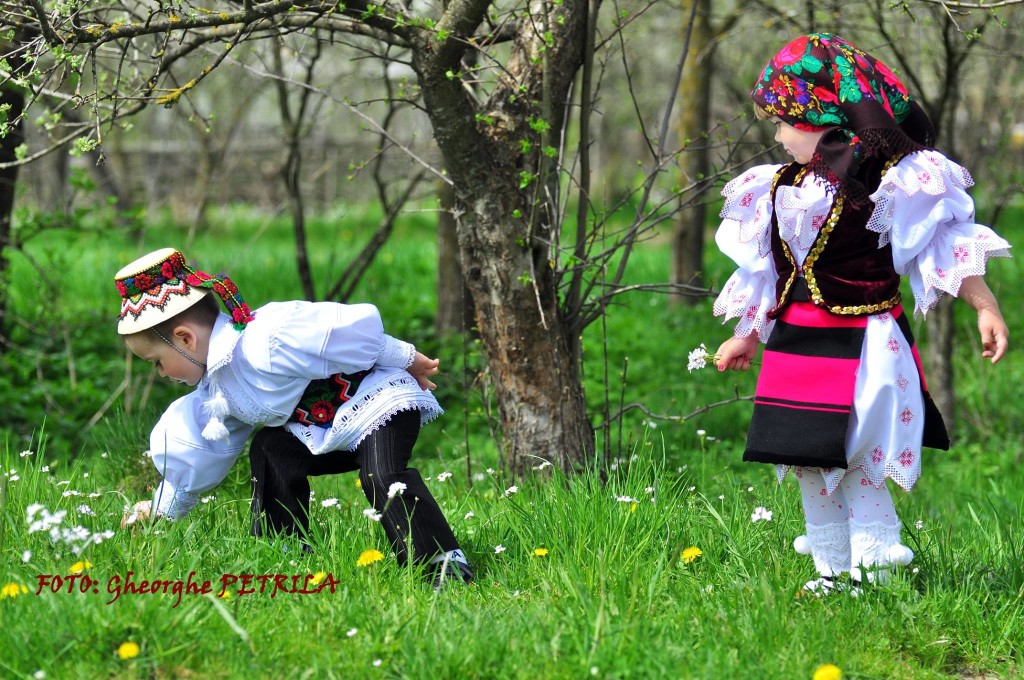 copii in iarba
