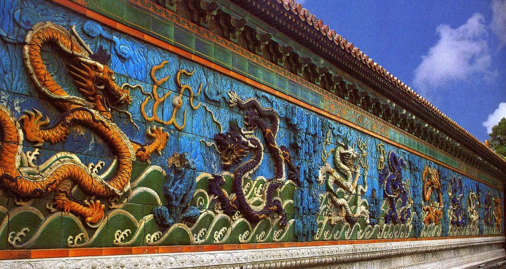 1280px-Neun-Drachen-Mauer