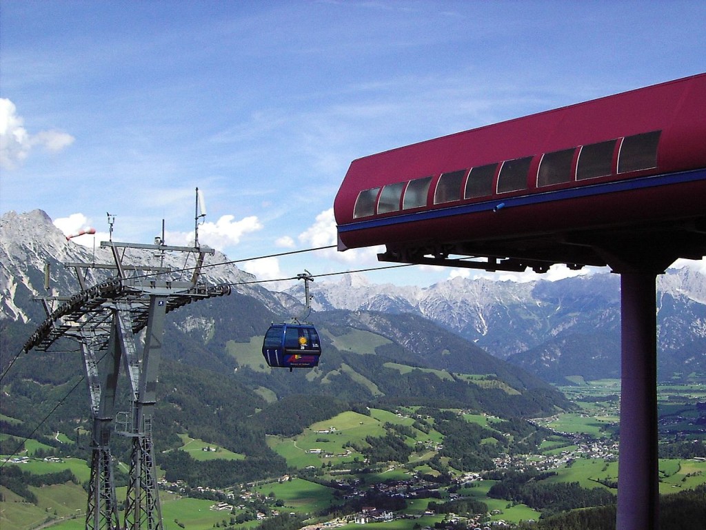 1280px-AsitzBahn_BlickAufLeogang