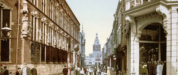 1280px-Nijmegen_-_Stadhuis_en_Grote_Markt_1900