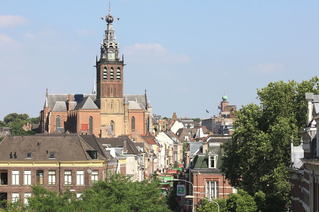 1280px-View_over_Nijmegen2