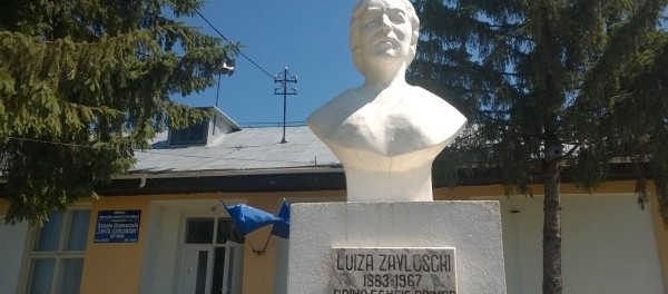 bust-luiza-zavloschi-si-scoala-gimnaziala-care-ii-poarta-numele