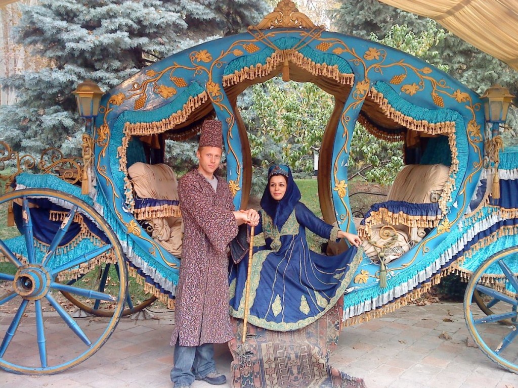 neda-a-girl-garfors-met-in-iran-wanted-to-marry-him-he-declined-but-agreed-to-have-their-photo-taken-dressed-up-as-a-royal-couple