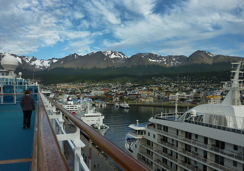 1024px-Cruise_ships_in_Ushuaia_-a