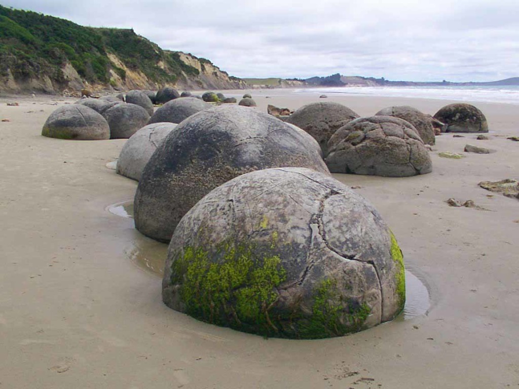 moeraki-boulders-otago-new-zealand