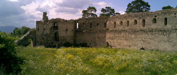 800px-Fortress_Feldioara_(Brașov)_07