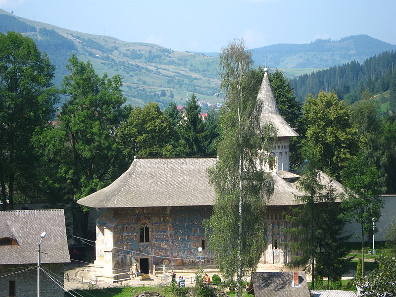 800px-Mănăstirea_Voroneț_-_Vedere_de_sus
