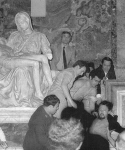 Laszlo Toth fiind ridicat de către securitate după ce a vandalizat Pieta