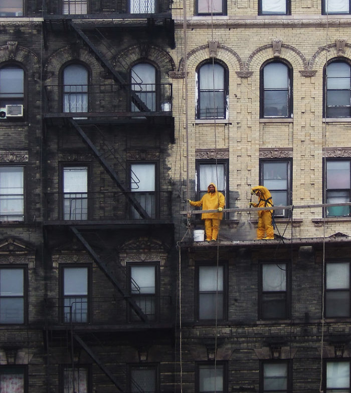 Curățarea unei fațade, cu jet de apă sub presiune (New York).