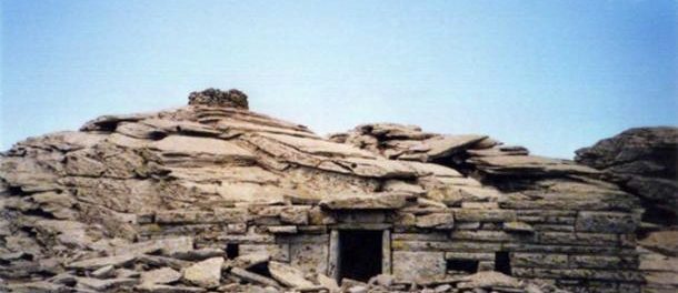 A-megalithic-drakospita