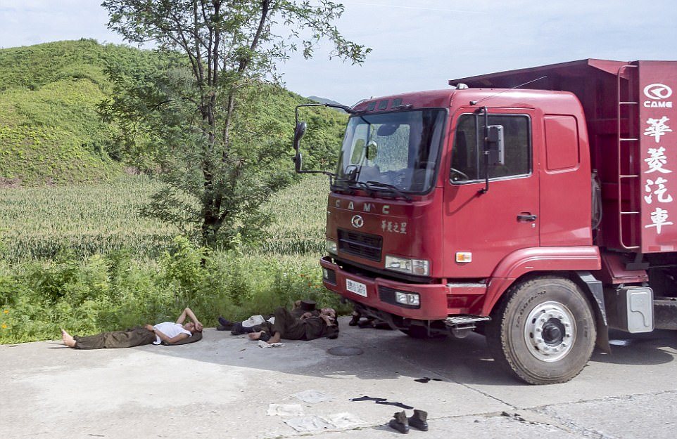 Odihna, la umbra camionului