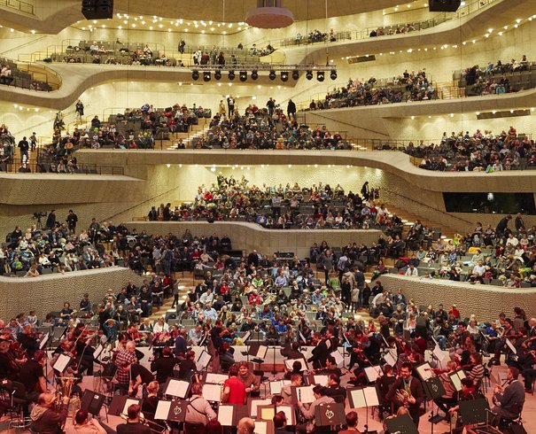170129_familientag_grosser_saal_probe_c_claudia_hoehne.jpg__605x490_q85_crop-smart_cropper-acoustic_teaser-_subsampling-2