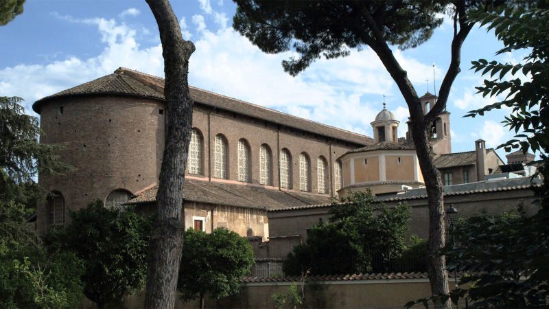 Biserica Sfânta Sabina din Roma a fost ridicată în anul 422 e.n., fără a suferi nicio modificare majoră de atunci. Este folosită și azi în scop religios.