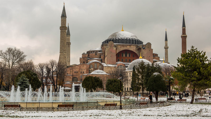 Catedrala Sfânta Sofia (Hagia Sofia), Constantinopol, datează din anul 537 e.n. A fost, pe rând, biserică, moschee și muzeu.