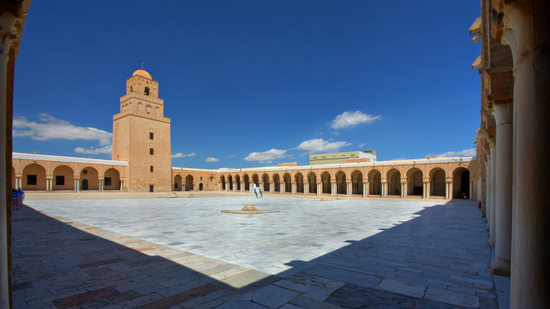 Marea Moschee din Kairouan, Tunisia, este una dintre cele mai vechi lăcașe de cult de acest fel din lume.