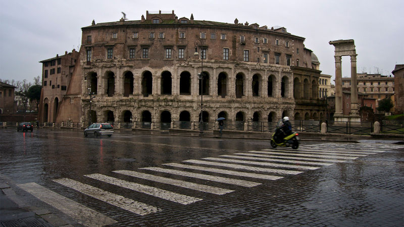 Teatrul lui Marcellus era, odinioară, cea mai mare construcție de acest fel a Romei, construit în ultimii ani ai Republicii. Astăzi, în zona superioară au fost amenajate locuințe.