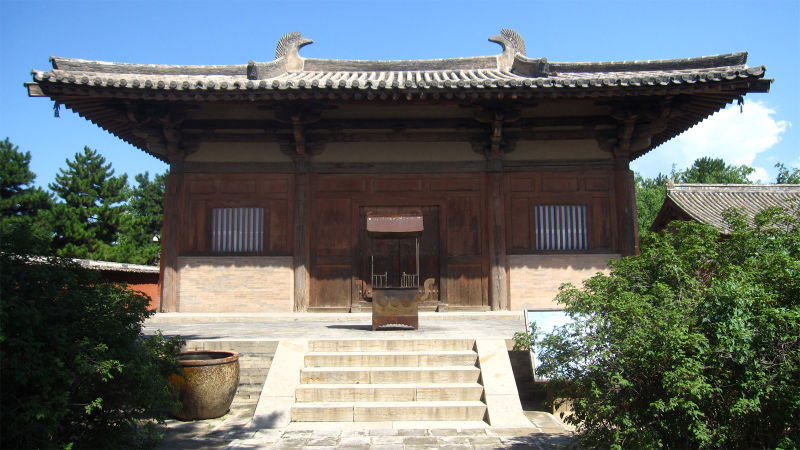 Templul Nanchan. Un lăcaș de cult budist situat lângă orașul Doucun, provincia Shanxi, China. Construit în anul 782 d.Hr. Marea Sală a lui Buddha e cea mai veche clădire de lemn din China.