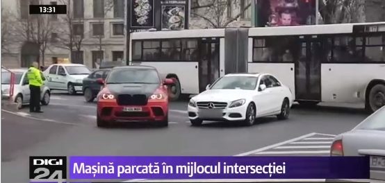 masina parcata in mijlocul intersectiei