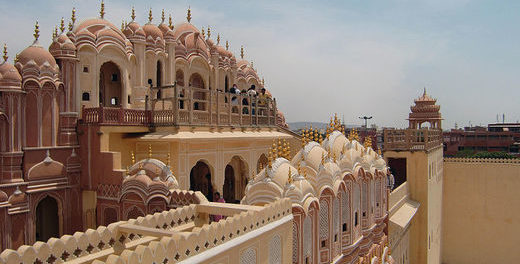 800px-Backside_of_Hawa_Mahal01
