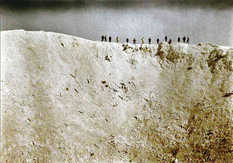 Crater gigantic - produs în urma unei explozii cumplite ce a distrus transeele germane, la Messines in Belgia