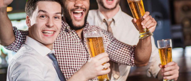 het-samenkomen-van-vrienden-de-mensen-schreeuwen-en-verheugen-zich-vergadering-en-drinken-bier-58748156
