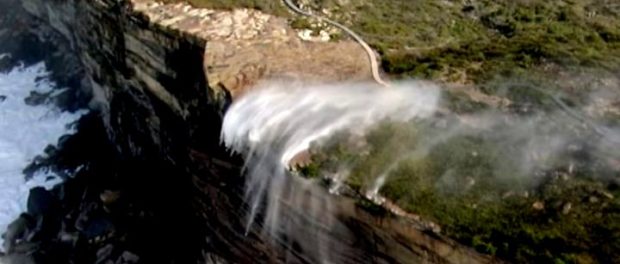 cascada care curge invers...