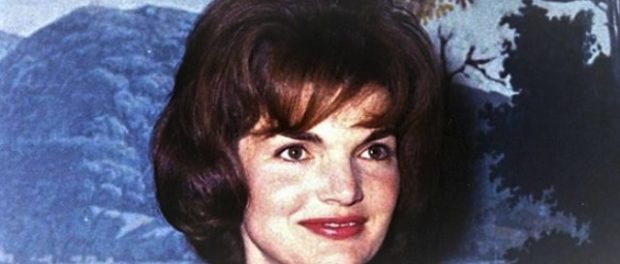 Mrs_Kennedy_in_the_Diplomatic_Reception_Room_cropped