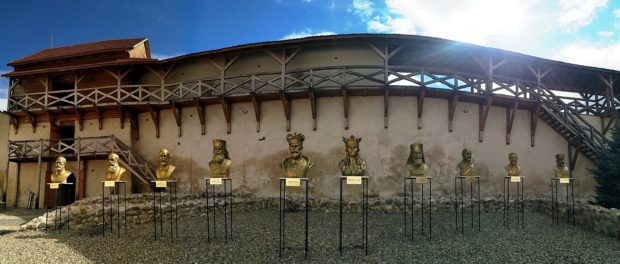 statui incoronare Feldioara