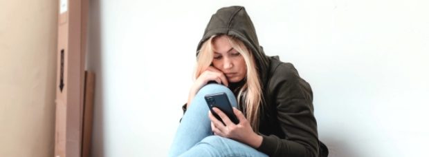tanara cu telefon