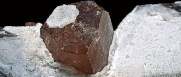 cristal de topaze sur cristaux de quartz fum - Chamachhu, Haram